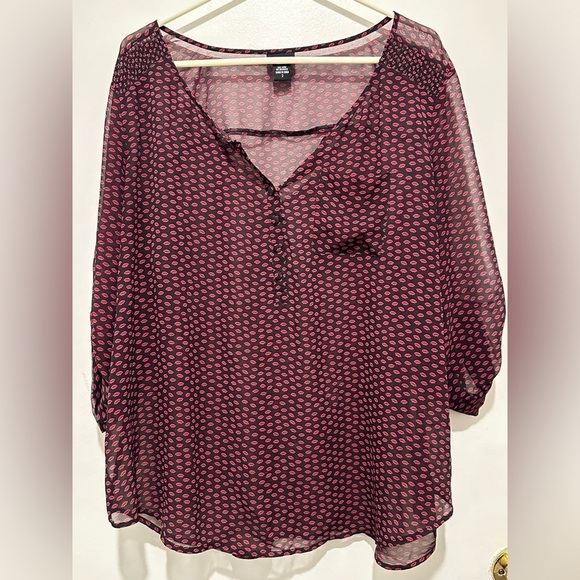 Torrid Blouse‎ sheer black with pink kiss lips - Picture 1 of 4